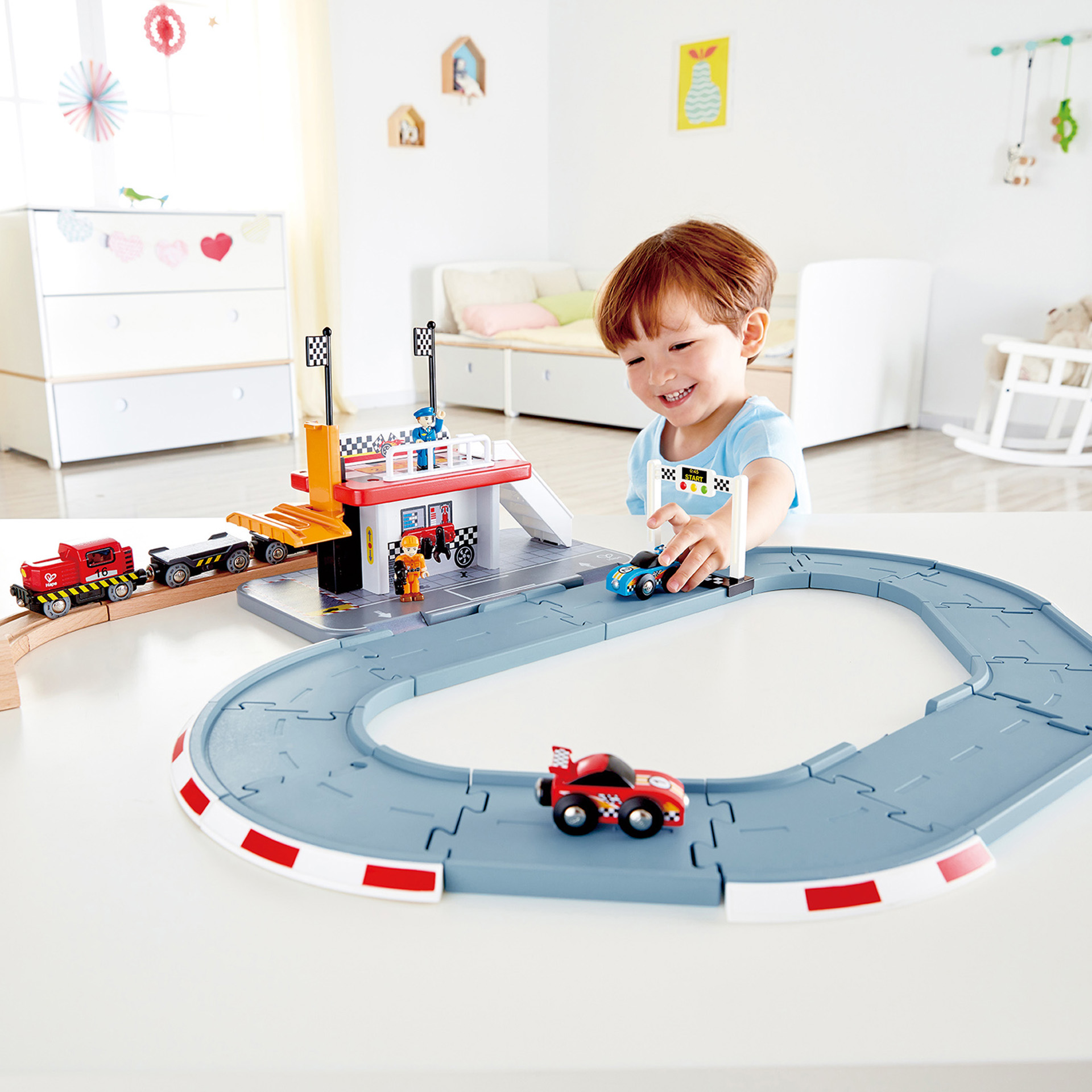 Stasiun Track Race Hape | Mainan lintasan balap anak-anak yang realistis kayu dengan dua mobil balap, gerbong & stasiun perbaikan