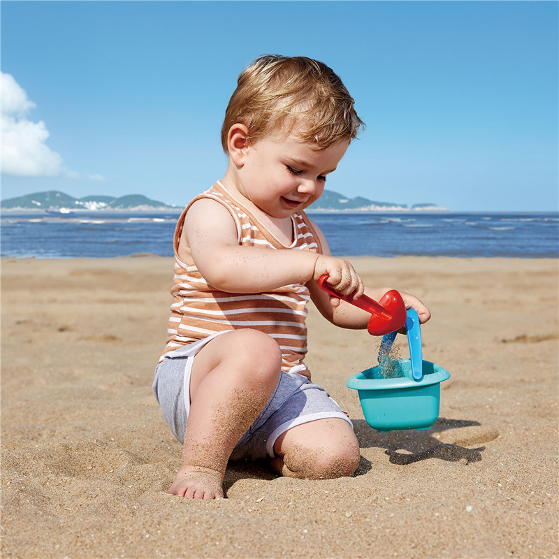 Hape Baby Bucket Dan Spade Play Set | Pantai Luar Ruangan Dan Mainan Pasir Untuk Anak-Anak 12 Bulan +, Multi-Warna