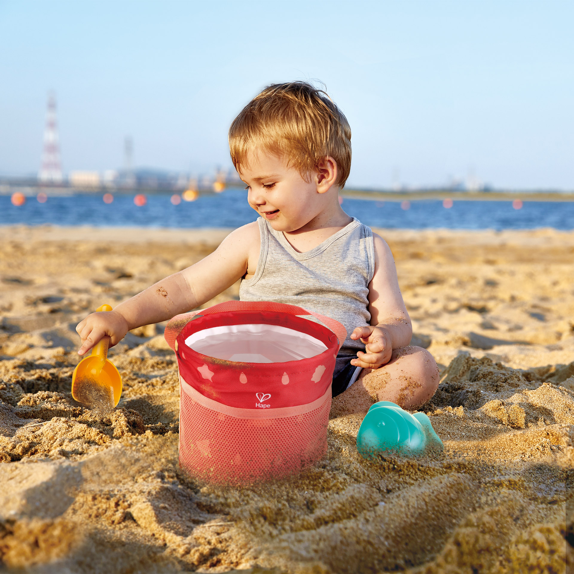 HAPE Fold and Go Beach Set | Playset mainan pantai yang dilipat dengan ember, membawa tas dan cetakan pasir, 18 bulan ke atas