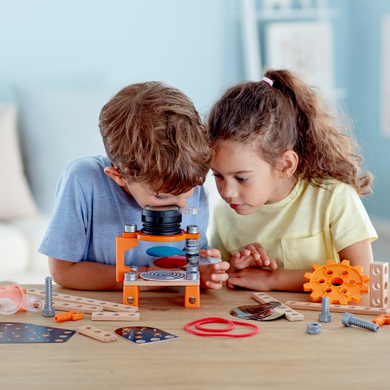 HAPE Junior Inventor Lab Sains Optik | 53 Piece Steam Playset Kayu, Eksperimen & Reaksi Sains Kit untuk Anak-anak 4+ Tahun